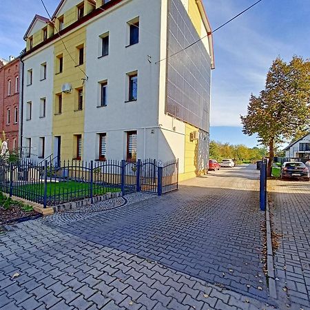 Apartament Radiostacja III Z Ogrodkiem, Parking Free Гливице Экстерьер фото